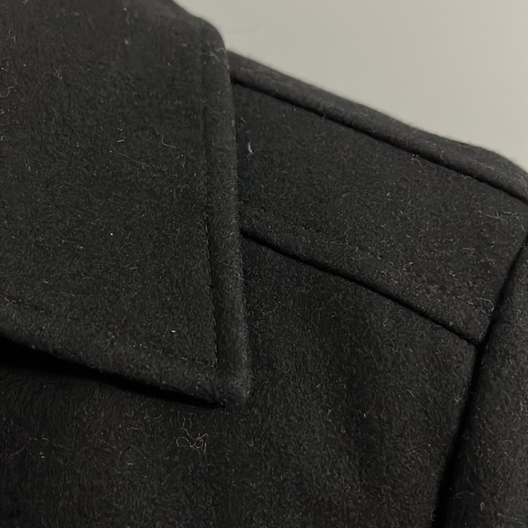 6 button D/B Hugo by Hugo Boss. 32” car coat size 40. Has red stitch detailing - Picture 10 of 14